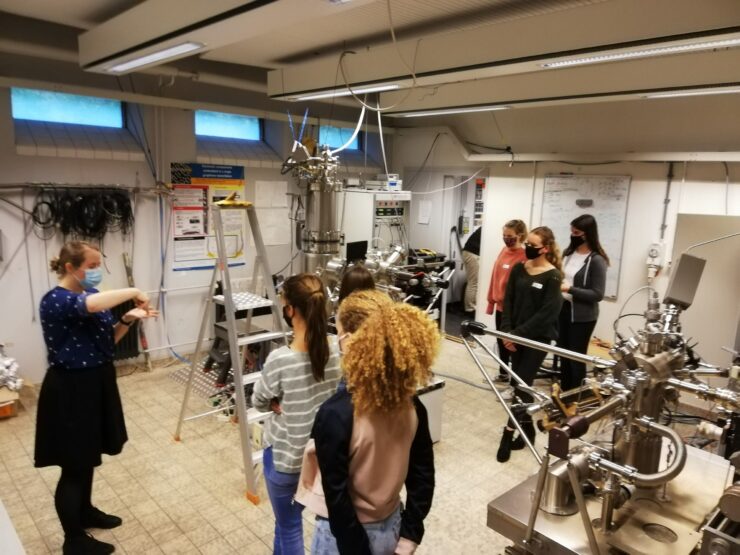 Girls Club IN - rondleiding natuurkunde lab